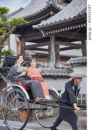 日田市豆田町を人力車で観光する若いカップル　【撮影協力 日田市観光協会】 83442387