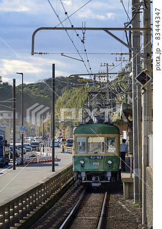 鎌倉高校前駅に停車中の江ノ電300形【晩秋】 83444347