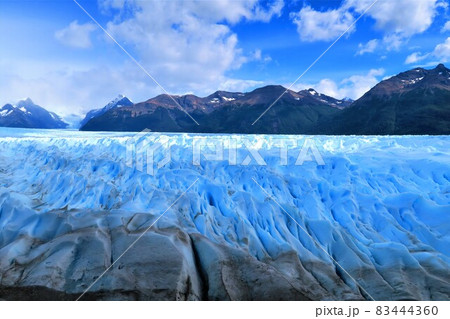 ロス・グラシアレス国立公園のペリト・モレノ氷河 83444360