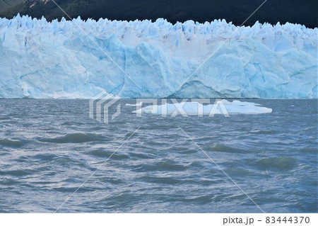 ロス・グラシアレス国立公園のペリト・モレノ氷河 83444370