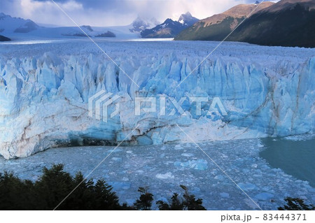 ロス・グラシアレス国立公園のペリト・モレノ氷河 83444371