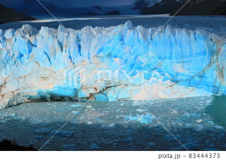 ロス・グラシアレス国立公園のペリト・モレノ氷河 83444373