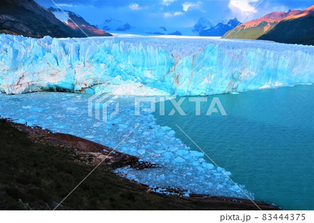 ロス・グラシアレス国立公園のペリト・モレノ氷河 83444375