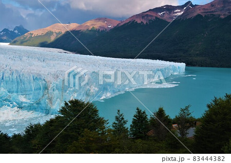 ロス・グラシアレス国立公園のペリト・モレノ氷河 83444382