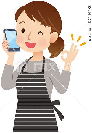 電話で話すエプロンをつけた女性　主婦　表情ポーズ 83444430