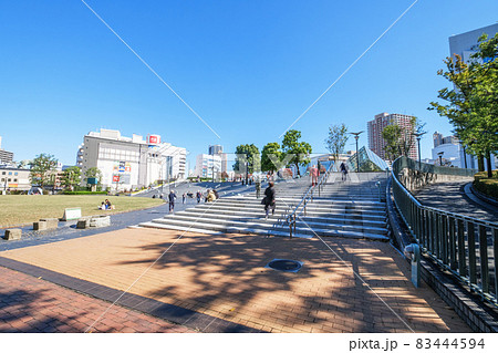 秋晴れの川口西口公園と街並み 埼玉県川口市 秋晴れの川口西口公園と街並み 埼玉県川口市 83444594