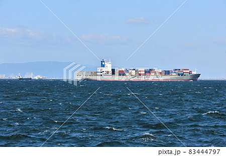 名古屋港に向かうコンテナ船 名古屋港に向かうコンテナ船 83444797