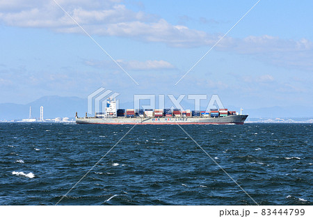 名古屋港に向かうコンテナ船 名古屋港に向かうコンテナ船 83444799