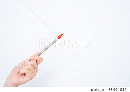 指示棒で指す女性の手【パーツカット】 指示棒で指す女性の手【パーツカット】 83444855