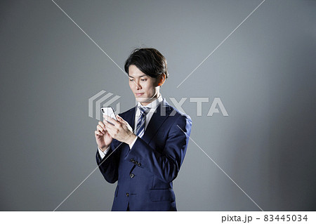 ビジネスマン スマートフォン ビジネスマン スマートフォン 83445034