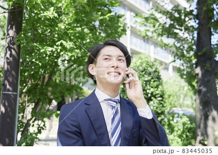 ビジネスマン 屋外 電話をかける ビジネスマン 屋外 電話をかける 83445035