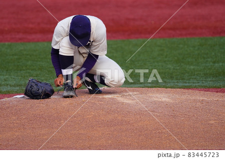 スパイクの紐を締めなおすエースピッチャー スパイクの紐を締めなおすエースピッチャー 83445723