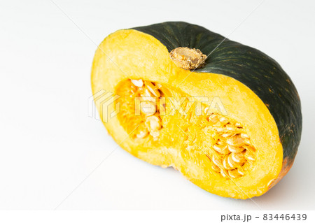 半分に切ったかぼちゃ 半分に切ったかぼちゃ 83446439