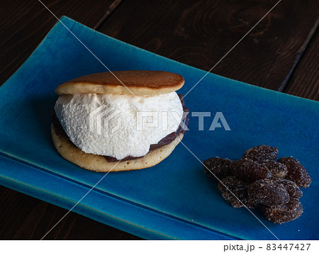 どら焼きの生地の間にホイップクリームと餡子を挟んだマリトッツォ風の和菓子と甘納豆。 83447427