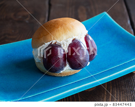 パンの間にホイップクリームを挟んだマリトッツォ。ピオーネを添えて。 83447443