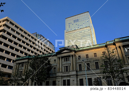 西日差す日銀本店 83448014