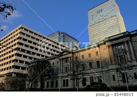 西日差す日銀本店 83448015