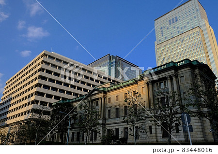 西日差す日銀本店 83448016