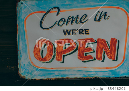 レトロな雰囲気の看板　アンティークな雰囲気の看板 83448201