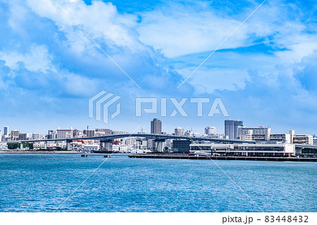 洋上からの沖縄泊大橋と泊港風景 洋上からの沖縄泊大橋と泊港風景 83448432