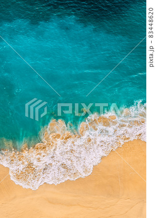 Hãy chiêm ngưỡng bãi biển đẹp như tranh vẽ trong hình ảnh này, với nước biển trong xanh và cát trắng mịn màng. Cảm nhận cảm giác thoải mái và nghỉ ngơi trong không gian tự nhiên của biển cả.