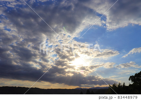 秋　青空　雲　夕焼け　木 83448979