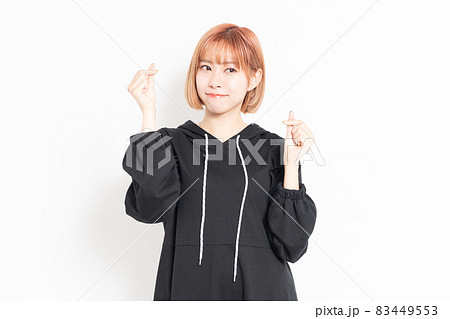 手でハートの形を作る若い女性 手でハートの形を作る若い女性 83449553