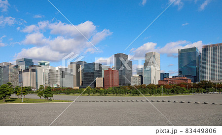 高層ビル街と皇居前広場_03 83449806