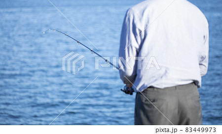 釣りをしている男性の後ろ姿(ピントぼかし) 83449973