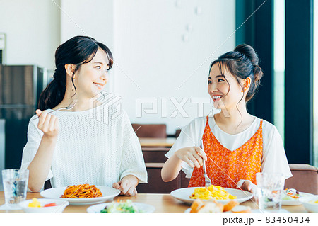 カフェでランチを食べる若い女性 83450434