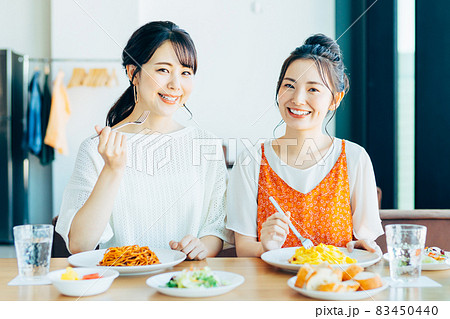 カフェでランチを食べる若い女性 83450440