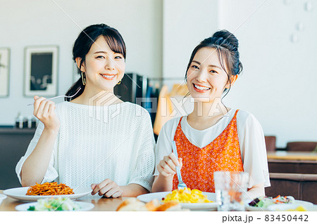 カフェでランチを食べる若い女性 83450442