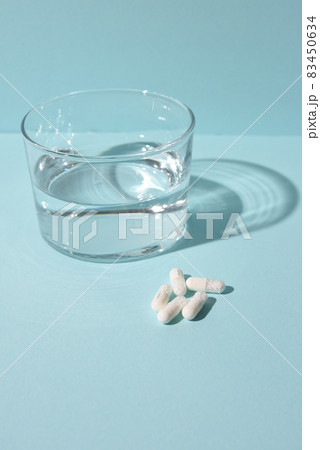 コップと錠剤の薬 83450634