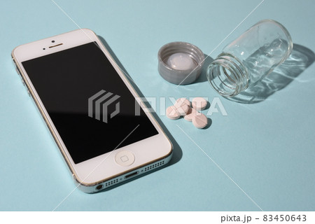 スマートフォンと錠剤の薬 83450643