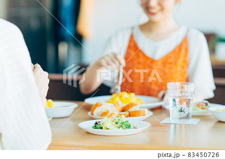 カフェでランチする若い女性 カフェでランチする若い女性 83450726