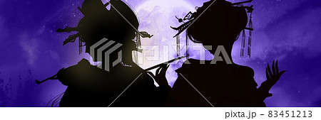 怪しく輝く満月を背景に煙管をふかす派手な髪飾りをした花魁たちの切り絵イラスト 83451213