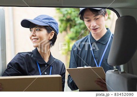荷物を運ぶ可愛いドライバー 83452090