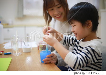 スライムを作る親子 83452296