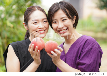 桃を持つ女性 83453951