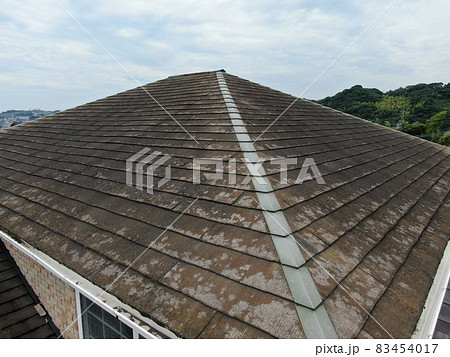 戸建住宅コロニアル屋根塗装前の屋根劣化状況をドローン撮影した施工前点検写真 戸建住宅コロニアル屋根塗装前の屋根劣化状況をドローン撮影した施工前点検写真 83454017