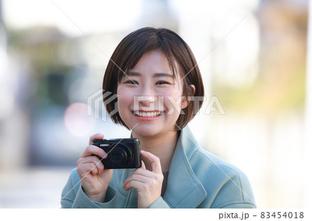 写真を撮る女性 83454018