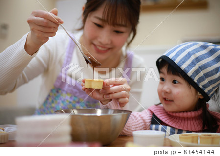 お菓子作りをする親子 お菓子作りをする親子 83454144