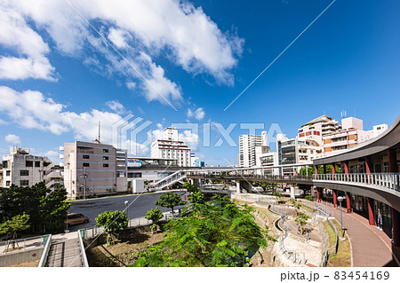 沖縄那覇の安里川親水庭園とモノレール牧志駅 83454169