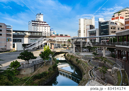 沖縄那覇の安里川親水庭園とモノレール牧志駅 沖縄那覇の安里川親水庭園とモノレール牧志駅 83454174