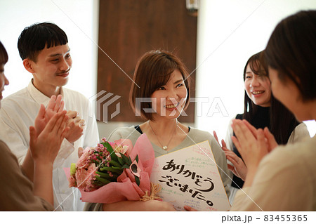 職場の異動でプレゼントを受け取る女性 83455365