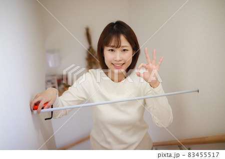 階段の幅を測る女性 83455517