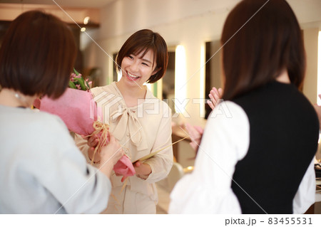 職場の異動でプレゼントを受け取る女性 83455531