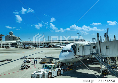 沖縄那覇空港トーイングカーにつないだ待機中の航空機 沖縄那覇空港トーイングカーにつないだ待機中の航空機 83456558