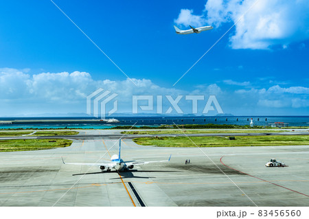 沖縄那覇空港出発待機中の航空機と離陸機 83456560
