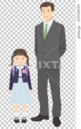 新生女孩和爸爸肩並肩站著 83456934